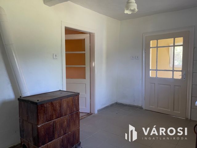 Falu szélén takaros házikó