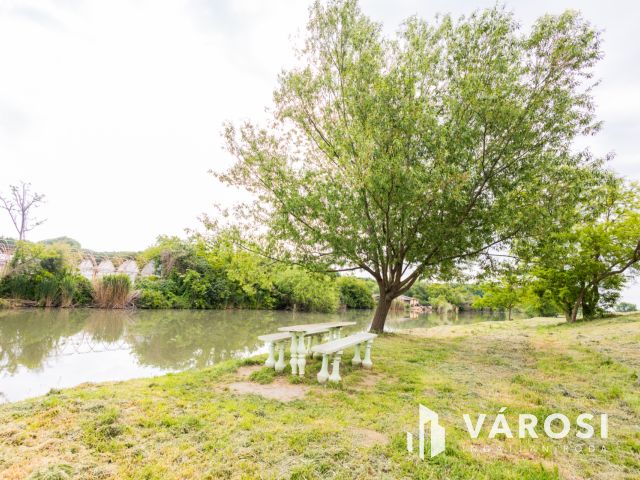 Olyan, mint egy folyóparti nyaraló, de mégis sokkal több..