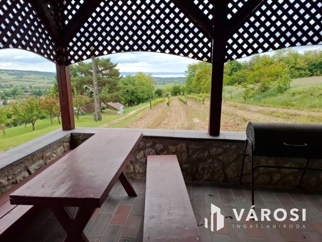 Saját rezsiköltségét megtermelő Balatoni panorámás nyaraló