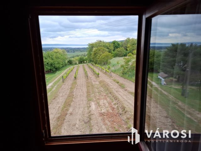 Saját rezsiköltségét megtermelő Balatoni panorámás nyaraló