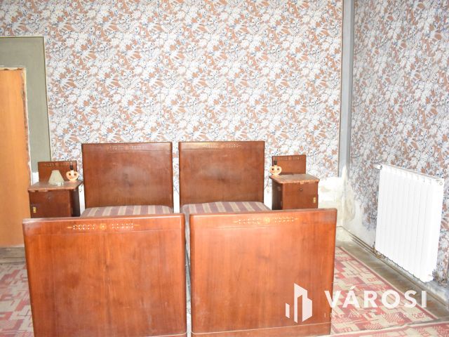 Egyedi stílus, tégla falazat, tágas terek Eleken!