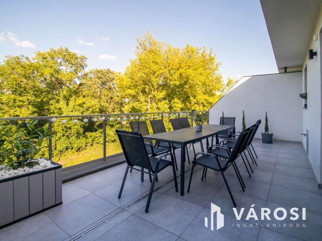 Luxus penthouse lakás Velencén