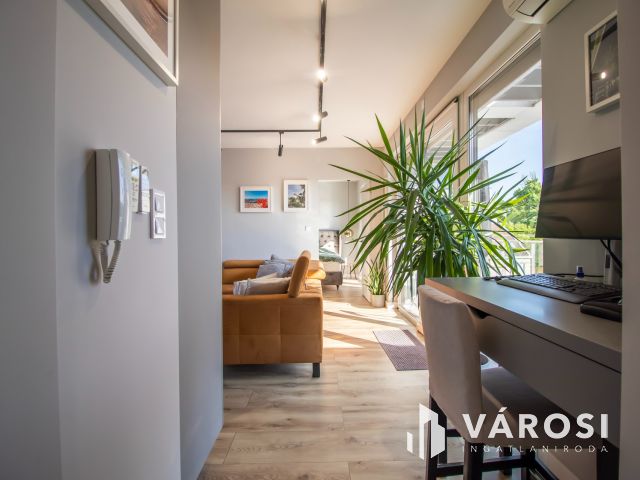 Luxus penthouse lakás Velencén