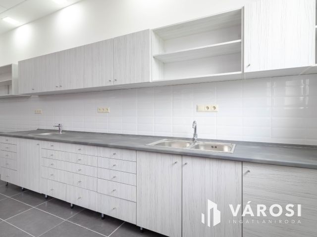 26 m2-es fogászati rendelő felszerelve, berendezve Újbudán