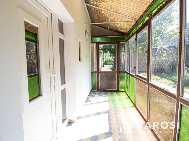 Belváros közeli udvari lakás zöld területtel, 2 garázzsal