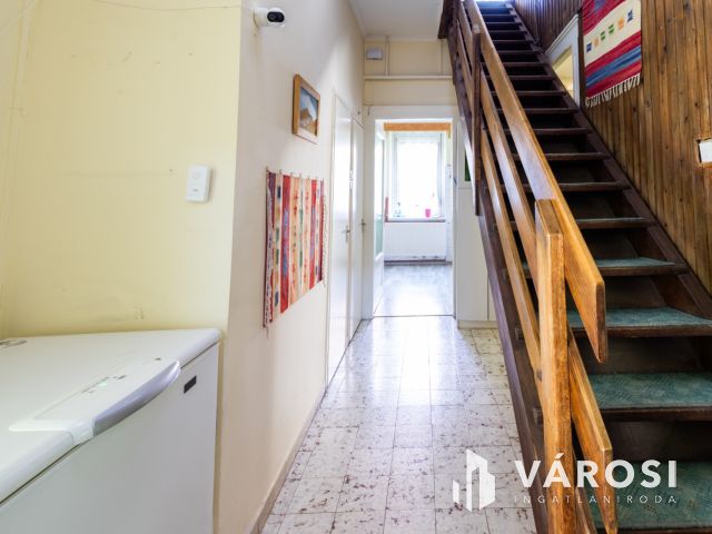 Nagy alapterületű, jó elhelyezkedésű ház az újváros elején