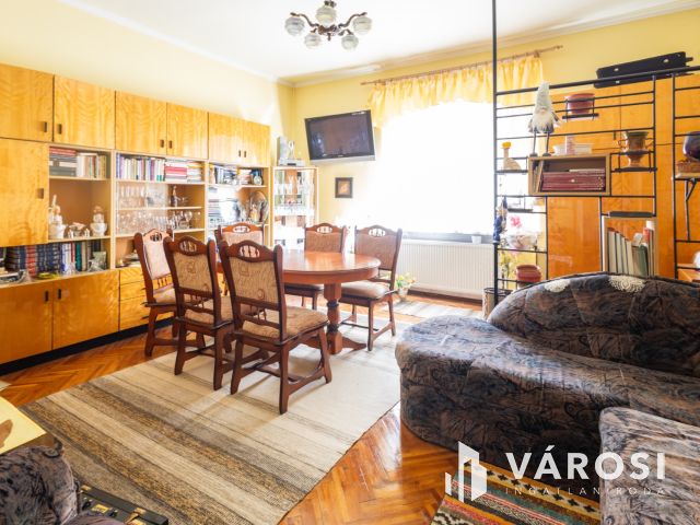 Nagy alapterületű, jó elhelyezkedésű ház az újváros elején