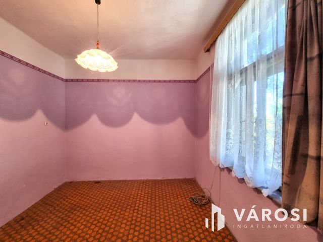 Stabil szerkezetű tégla ház a búzatáblák mellett