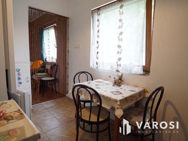 Lakható zárt kert, idilli környezetben