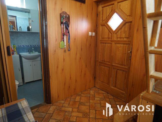 Lakható zárt kert, idilli környezetben