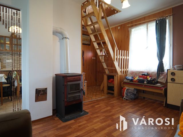 Lakható zárt kert, idilli környezetben