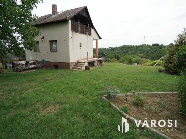 Lakható zárt kert, idilli környezetben