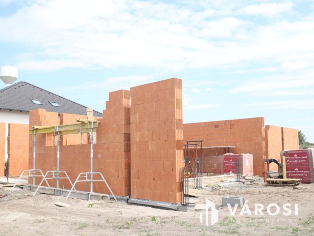 Mórahalom, kis sor-i lakóparkban lakások eladók.