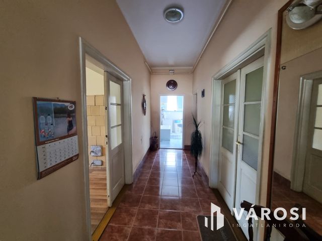 Költözhető állapotú, gondozott kertes ház, központi helyen