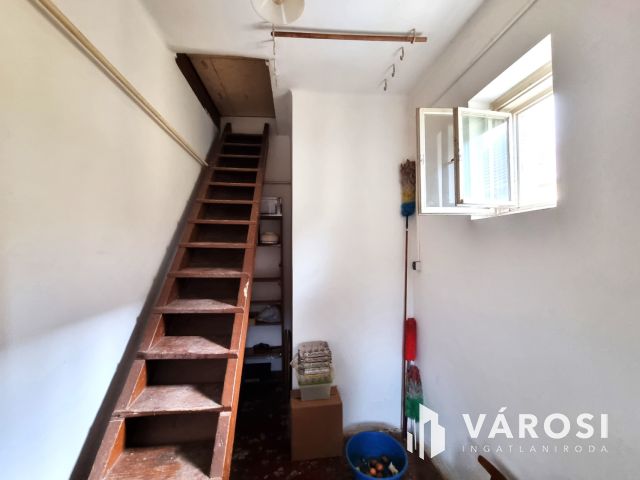 Költözhető állapotú, gondozott kertes ház, központi helyen