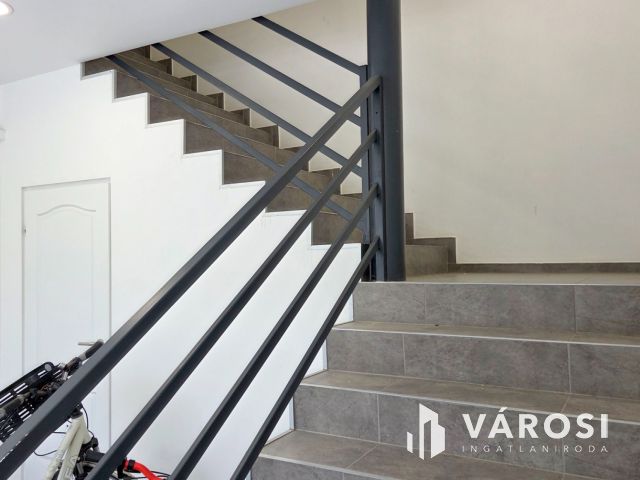 Eladó társasház Gödön: 4 üzlet + 3 lakás