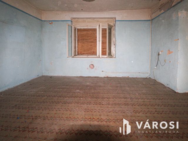 Rengeteg lehetőséget rejtő ingatlan Sarkad központ helyén