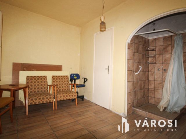 Rengeteg lehetőséget rejtő ingatlan Sarkad központ helyén