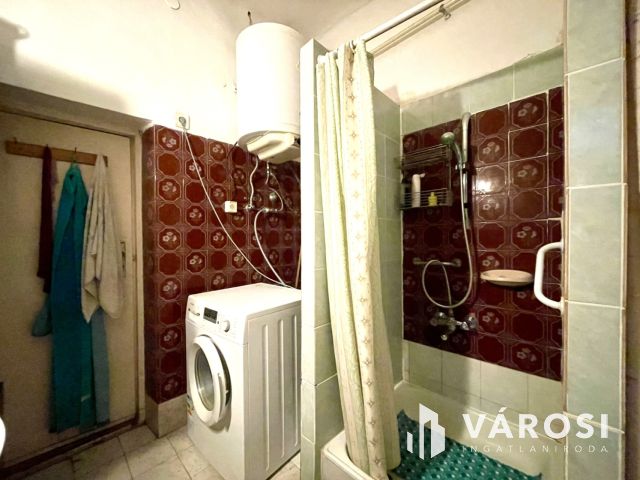 Családi ház 1670 m²-es telekkel Enying csendes utcájában