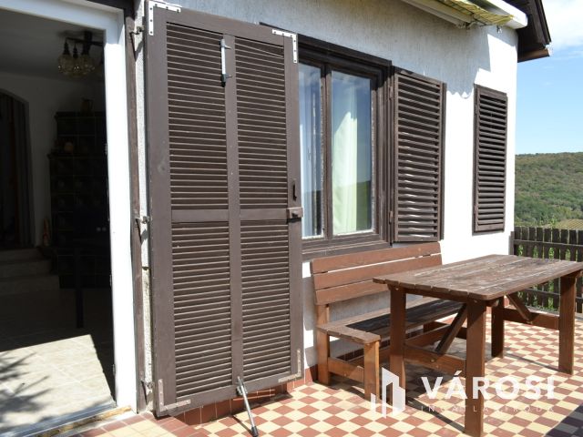 Felsőörsön Balatoni panorámás téliesített ingatlan eladó!