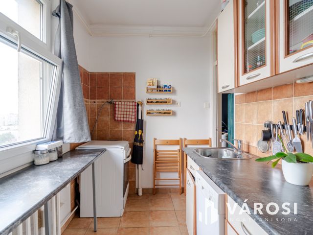 3 különnyíló szobás, panelprogramos lakás - felső szinten