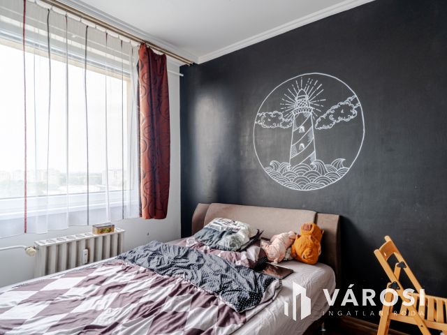 3 különnyíló szobás, panelprogramos lakás - felső szinten