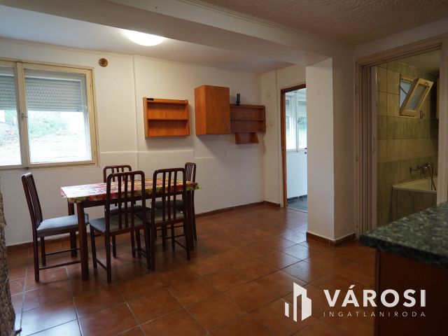 Lakható zárt kert, Látóhegyen