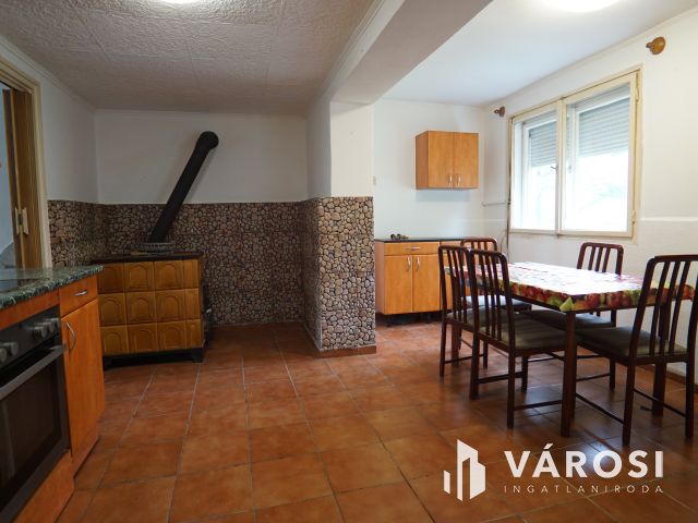 Lakható zárt kert, Látóhegyen