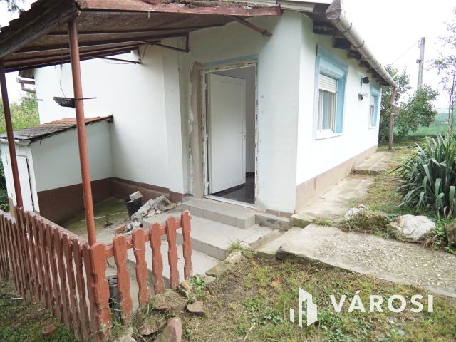 Lakható zárt kert, Látóhegyen