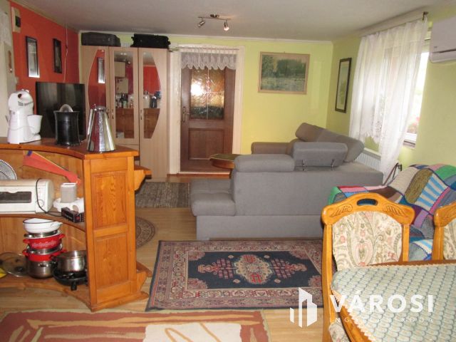 Teljesen felújított családi ház csendes utcában