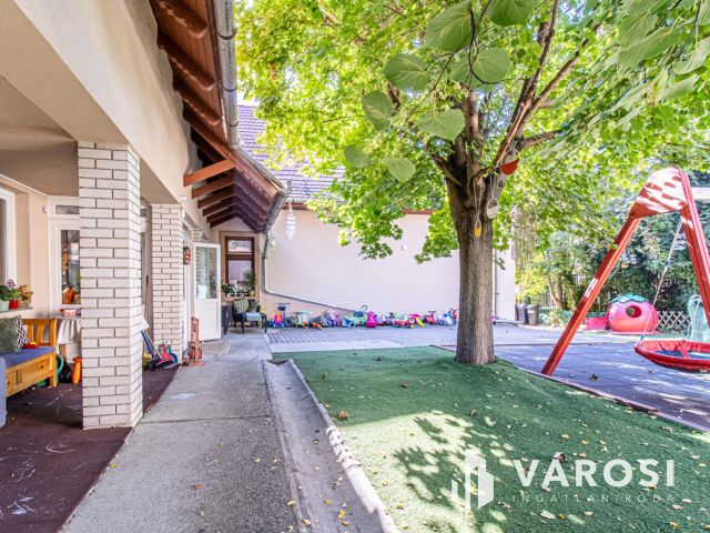 Duna parti családi otthon nagy telekkel