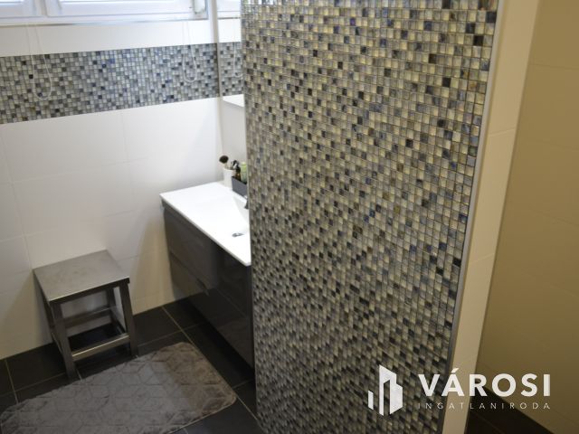 Újszerű 2+4 szobás földszinti kertkapcsolatos Balatonfüreden