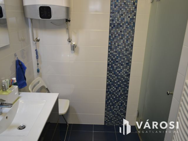 Újszerű 2+4 szobás földszinti kertkapcsolatos Balatonfüreden