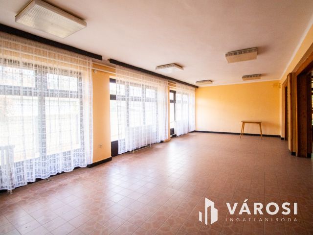 Kétszintes, 600 nm-es irodaház Orosháza központjában