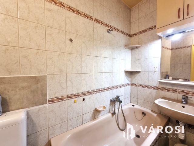 Erkélyes Liftes Nagy Nappalis 2.emeleti Belvárosi Lakás