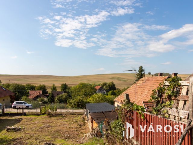 Panorámás telek Úny szívében