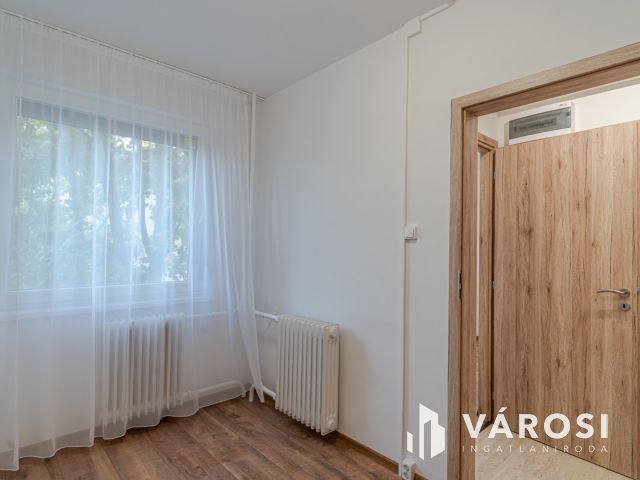 TELJESEN FELÚJÍTOTT LAKÁS AMERIKAI KONYHÁVAL TARJÁNBAN