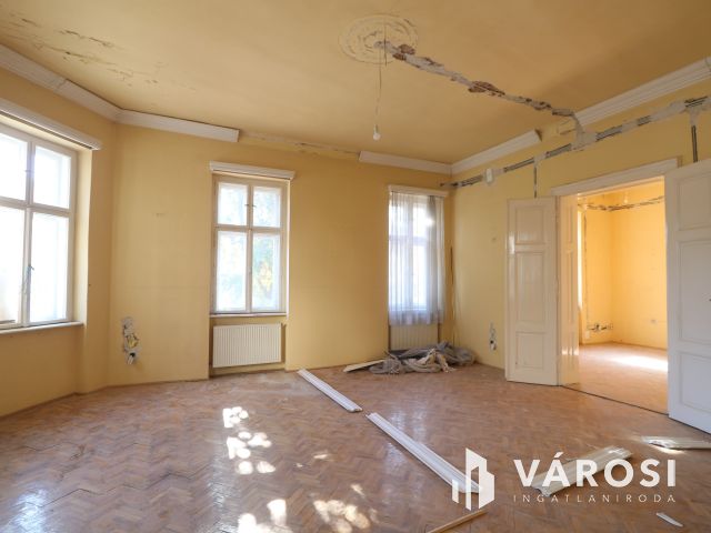 Felújítandó 95 nm-es lakkás.