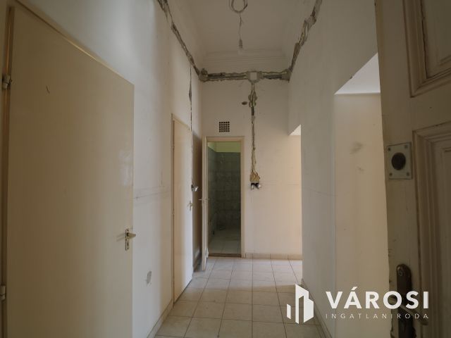 Felújítandó 95 nm-es lakkás.