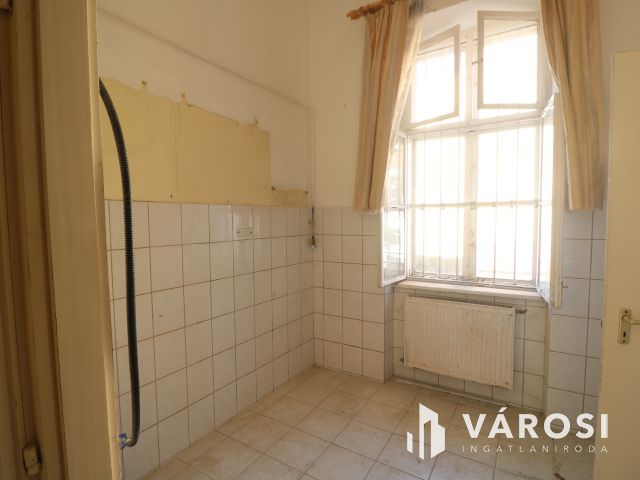 Felújítandó 95 nm-es lakkás.