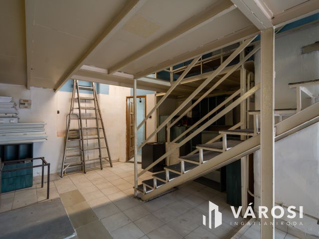 Utcai bejáratos, fém galériás iroda eladó