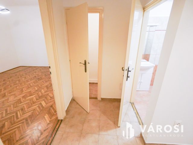 Remek elhelyezkedéssel a Váralja utcában!