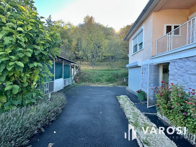 Bárna csendes utcájában jó állapotú családi ház eladó!