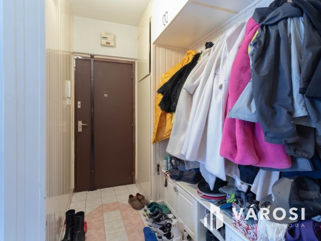 67 m2-es, 3 szobás, étkezős, erkélyes, jó állapotú lakás