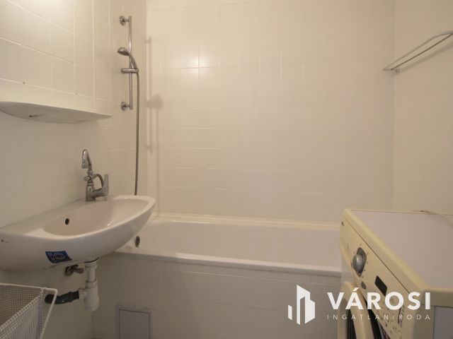 Belvárosi, első emeleti, 39 m2 tégla lakás kiadó!