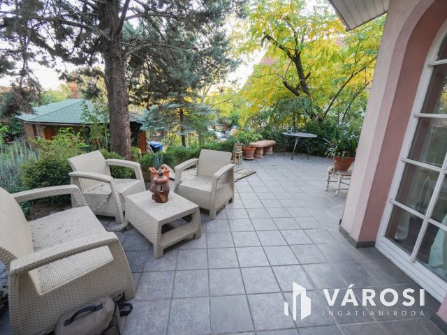 Újszerű családi ház Érden!