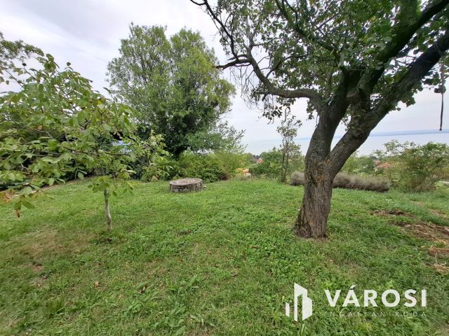 Badacsonyi nyaraló teljes és örök balatoni panorámával eladó