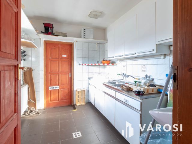 Többfunkciós, tágas, 250 m2-es családi ház Simontornyán