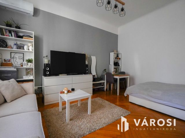 Felújított lakás a Flórián tér szomszédságában!