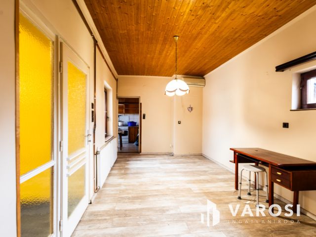 Jó szerkezet, egyedi elrendezés a belvároshoz közel